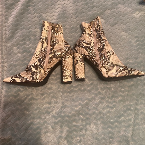 Black and white snake print boots - Picture 4 of 4